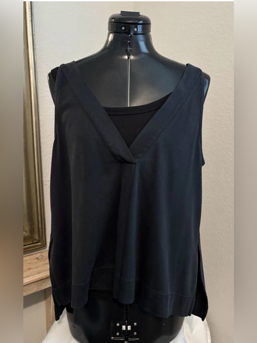Madewell Women’s Black Vneck Sleeveless Top Size M deep v plunge back slit